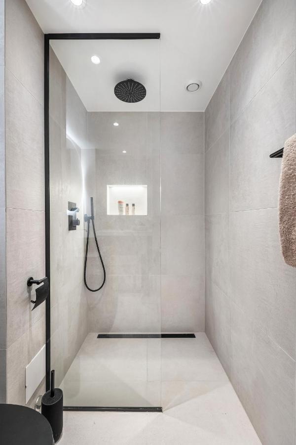 Renovated Two-bedroom In A Area *